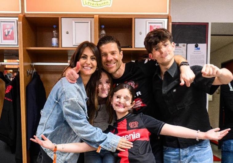 Xabi Alonso celebra el título con su familia: «Mi equipo»